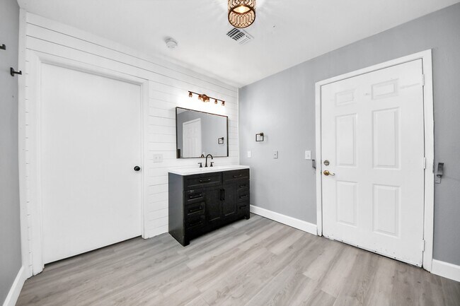 Building Photo - 5606 Elmlawn Dr