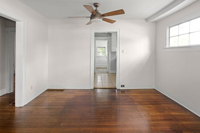 Building Photo - Cute Downtown Bungalow