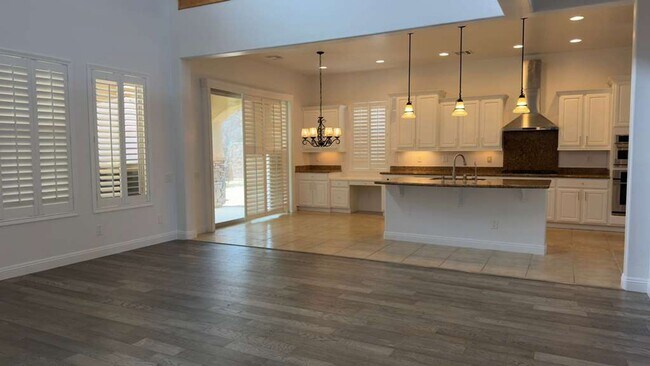 Building Photo - A Perfect Blend of Luxury, Comfort & Style