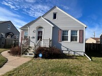 Building Photo - 3 bedroom 2 1/2 bath house in Moline!