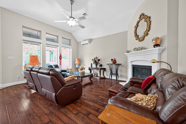 Building Photo - 15802 Pine Cone Ln