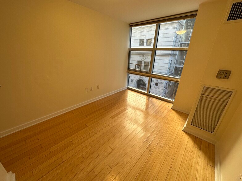 Building Photo - 25 Lagrange St