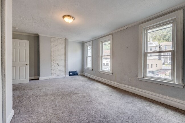 Building Photo - Available NOW - Spacious 6 Bedroom, 2 FULL Bath Home Located in South Side Slopes!