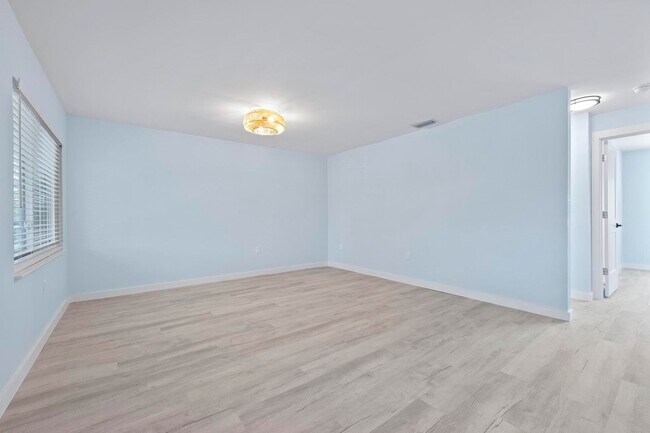 Building Photo - GORGEOUS FULLY RENOVATED 2ND FLOOR 2 BEDRO...