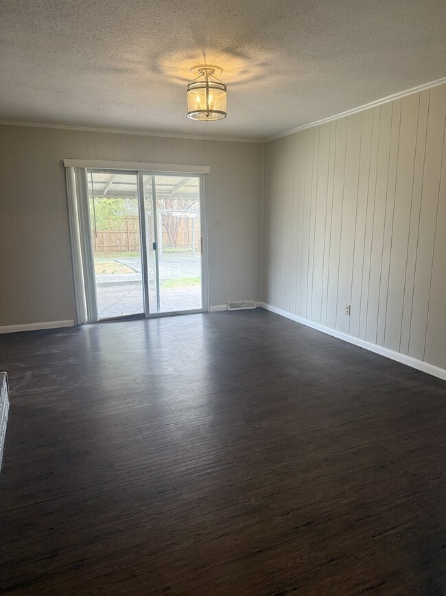 Building Photo - 928 Roderick Rd