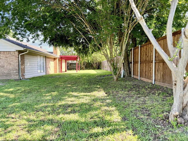 Building Photo - 2110 Oak Creek Cir