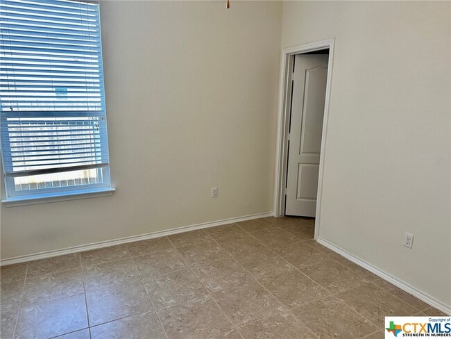 Building Photo - 413 Hunters Hill Dr