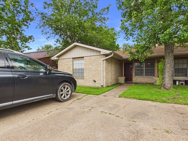 Building Photo - 1510 Hawk Tree Dr