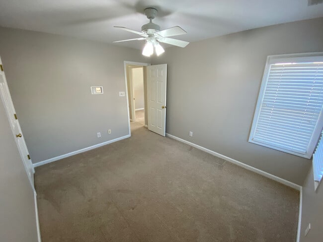 Building Photo - Room in House on College Ave