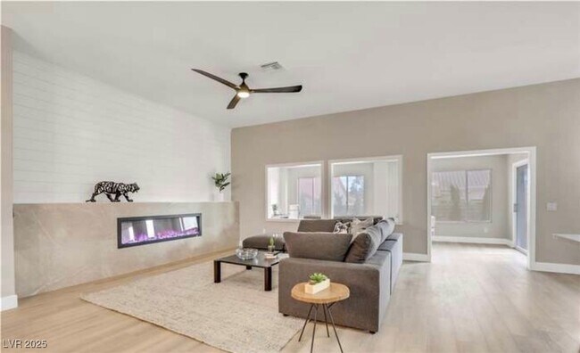 Building Photo - 2608 Desert Sands Dr