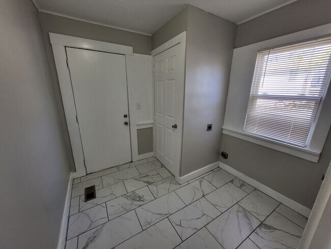 Building Photo - 3 bedroom, 1.5 bathroom house located in E...
