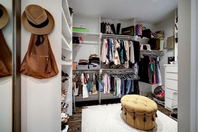 Building Photo - 2007 Brun St