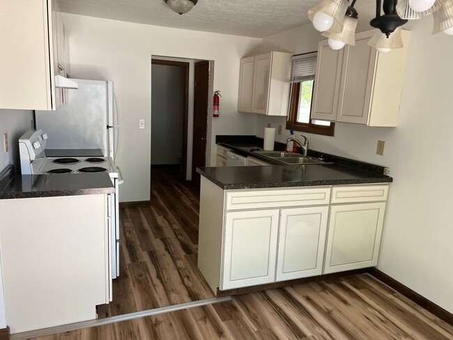 Building Photo - 4 Bedroom, 1.5 Bathroom Duplex on Blooming...