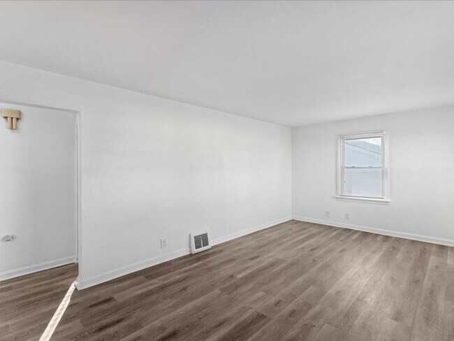 Building Photo - 1324 Odessa Dr
