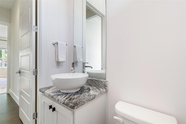 Building Photo - 1126 Linden St