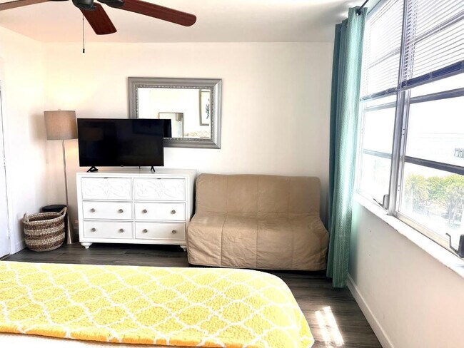 Building Photo - 305 N Pompano Beach Blvd