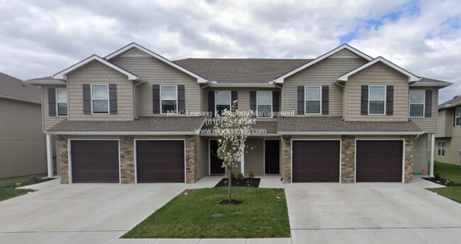 Building Photo - Serrano Townhomes - Spacious Townhome 2 Be...