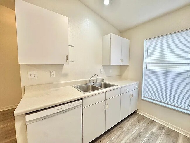 Building Photo - 3228 Courtney Dr