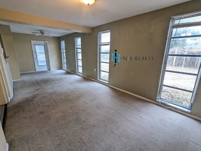 Building Photo - Beautiful 2/1.5/1 1100 Sq. Ft. with all TI...