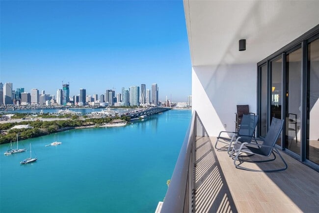 Building Photo - 1000 Venetian Way