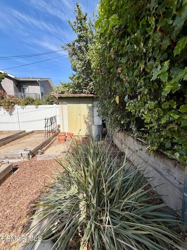 Building Photo - Welcome this single story, beautifully maintained and thoughtfully updated home South Of The Boul...