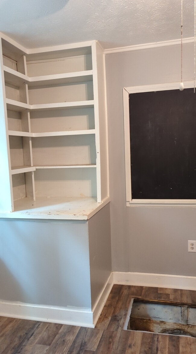 Corner Bedroom 4 - 2226 shady grove road