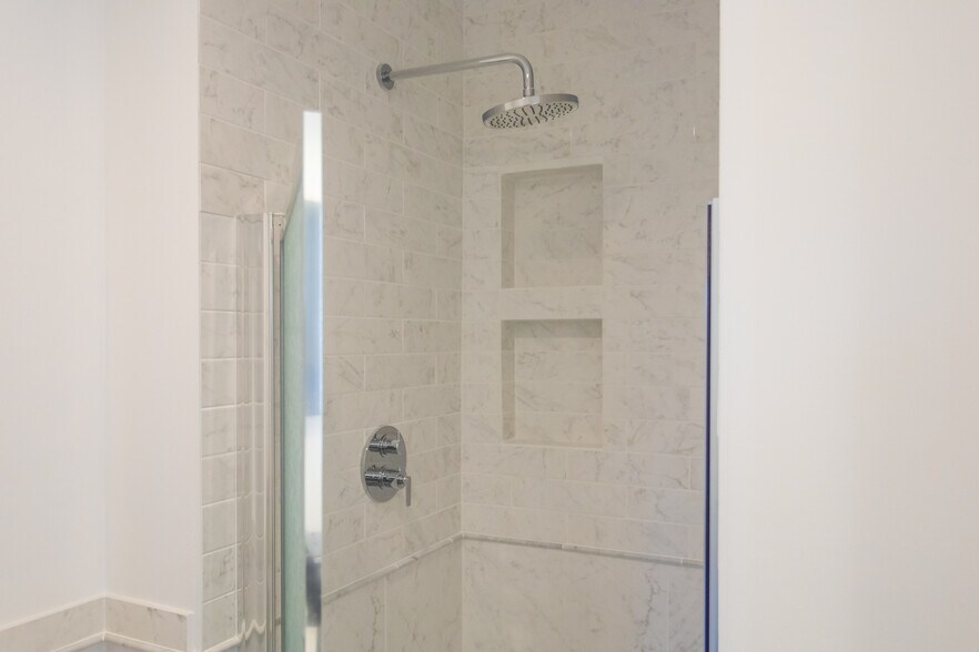 master bathroom 1 - 2919 S Woodstock St