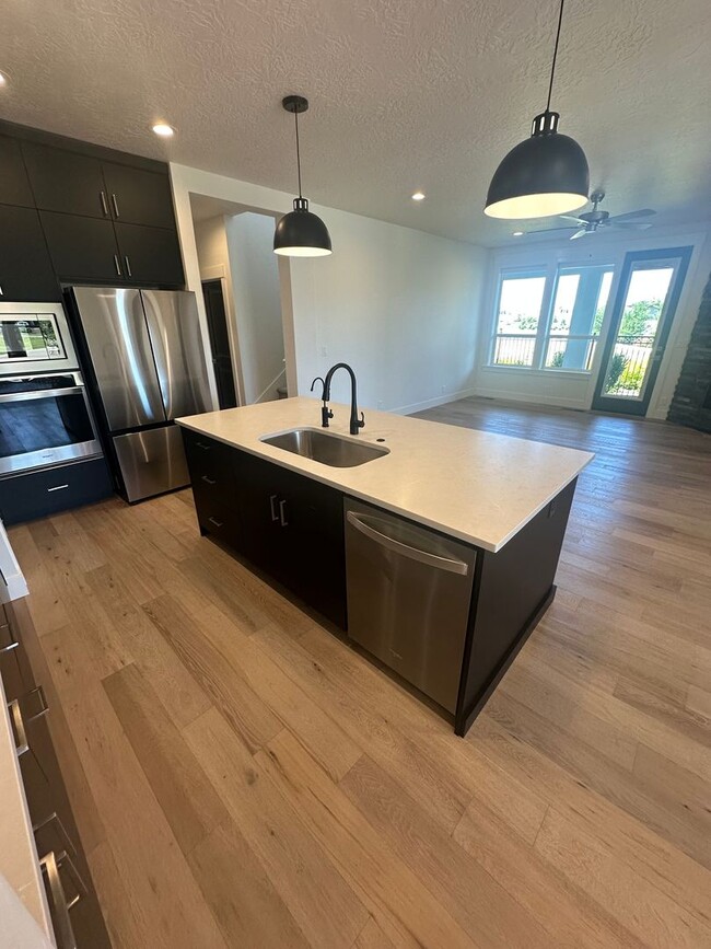 Building Photo - Riverstone: Gated Community, Pond Access i...