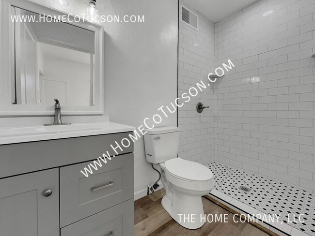 Building Photo - Charming 1-Bedroom Home Near UofA – Modern...