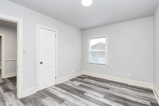 Building Photo - Charming 2BD/1BA Duplex Off West Blvd