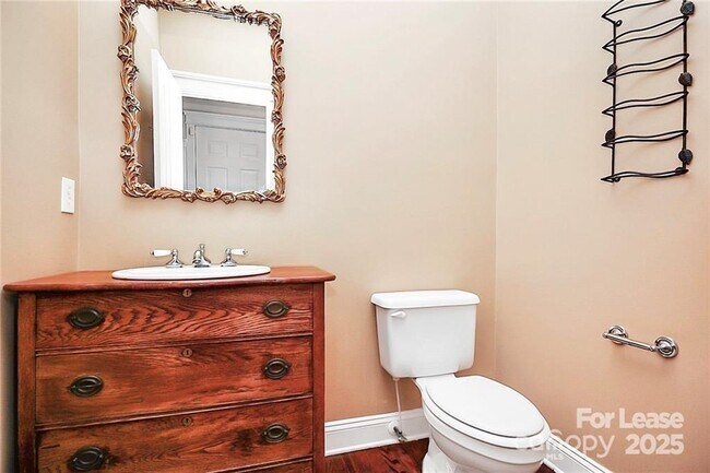 Building Photo - 2300 Mirow Pl