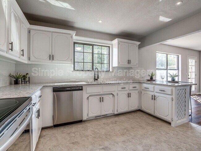 Building Photo - 2320 Yellowstone Dr