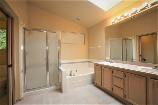 Building Photo - Beautiful 2 Story 3 Bed 2.5 Bath in Sammamish