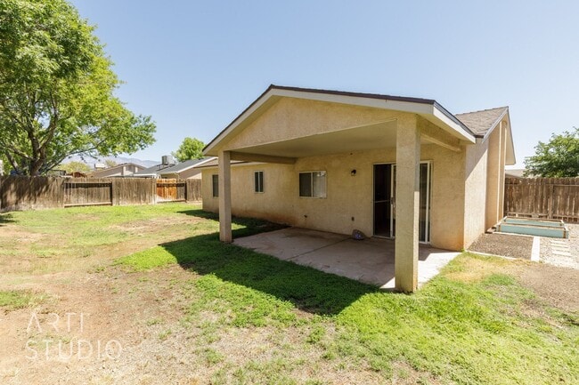Building Photo - 3 Bedroom, 2 Bathroom Home in the Red Clif...