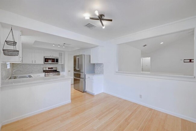 Building Photo - 10229 Missel Thrush Dr