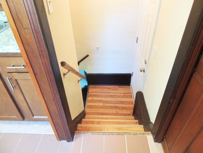 Building Photo - 3 Bed - 1 Bath Colonial for Rent | Complet...