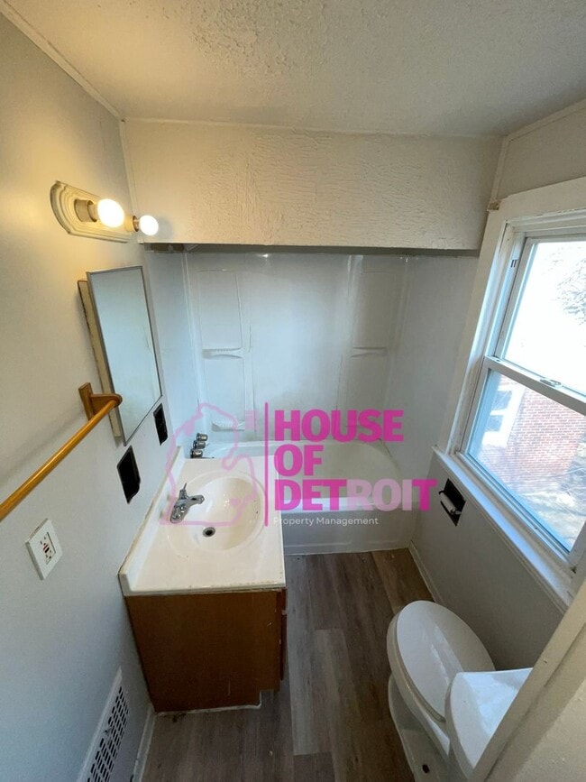Building Photo - 2 BEDROOM | 1 BATH |