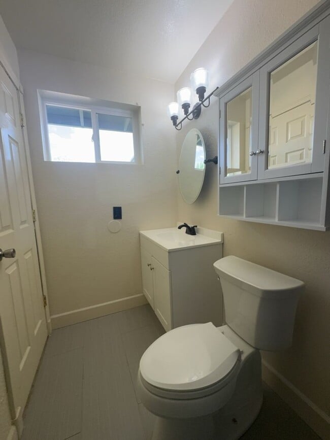 Building Photo - Beautiful 3 bedroom home - available now!