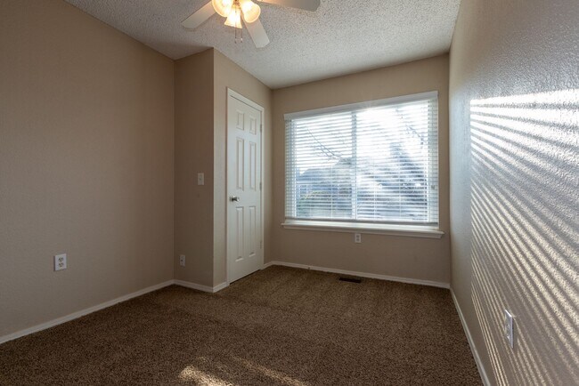 Building Photo - Beautiful  3 Bedroom, 2.5 Bath Condo in Canterbury!