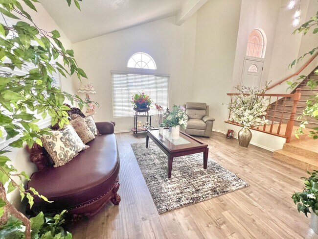 Building Photo - Spacious 5-Bed, 3-Bath Home in Rialto – Ve...