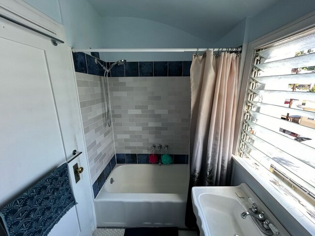 Building Photo - 1549 Rendall Pl