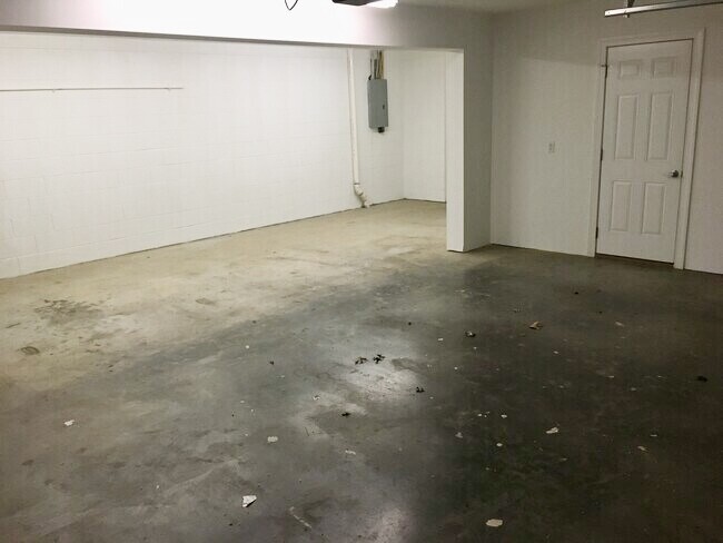 Garage/Storage - 500 Oaktree Blvd