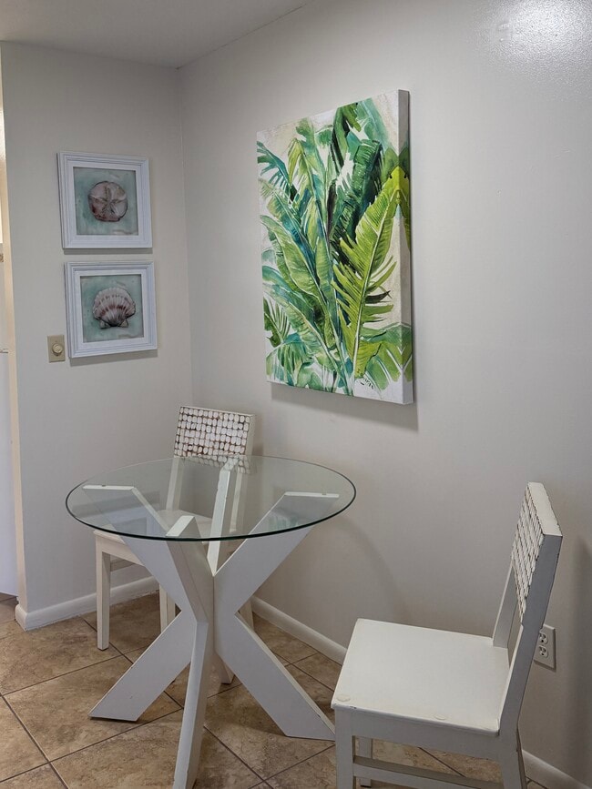 Dining table - 506 Quincy Ave