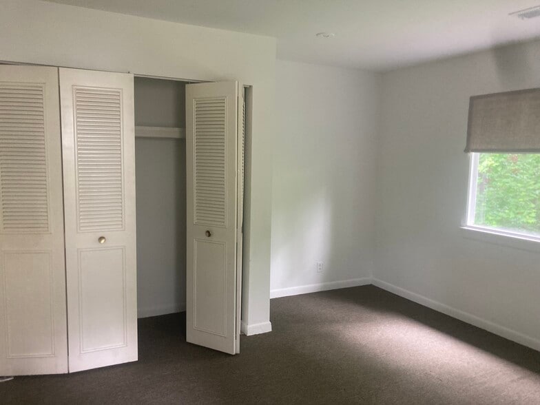 Master bedroom - 419 Woodhaven Ct