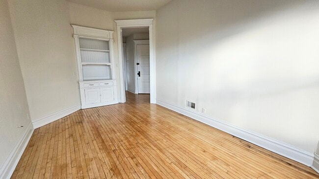 Building Photo - 3800 N Wilton Ave