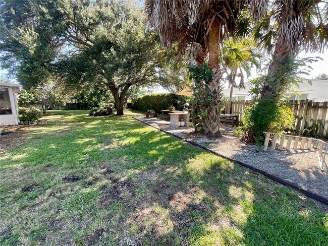 Building Photo - 4520 SW 24th Ave