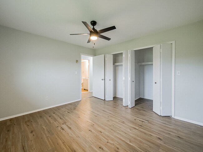 Building Photo - 211 Smt Rdg Dr