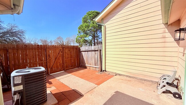 Building Photo - 1927 Country Village Blvd