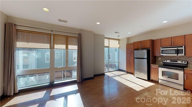 Building Photo - 2200 Lyndhurst Ave