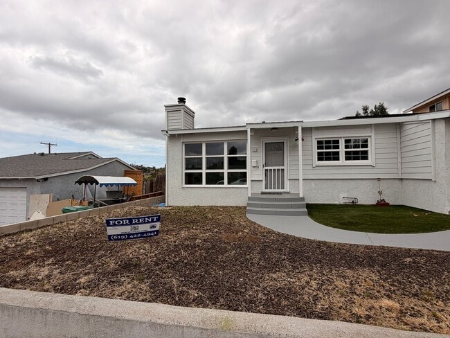 Building Photo - Bright and charming 2 Bedroom / 1 Bathroom home with tons of natural light and plenty of outdoor ...